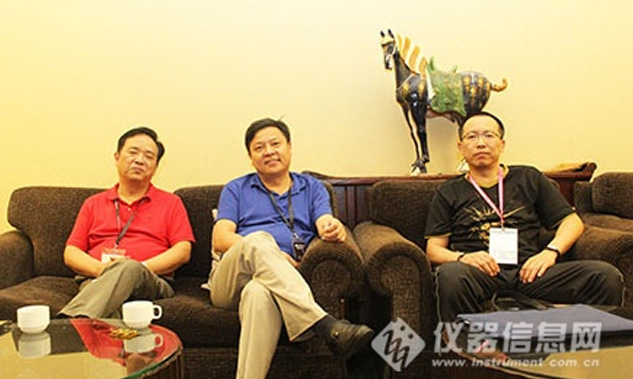 昆山市超聲儀器有限公司副總劉立人，在“專業(yè)教學(xué)實(shí)驗(yàn)室建設(shè)”計(jì)劃項(xiàng)目中發(fā)表重要講話，并代表公司捐贈(zèng)價(jià)值